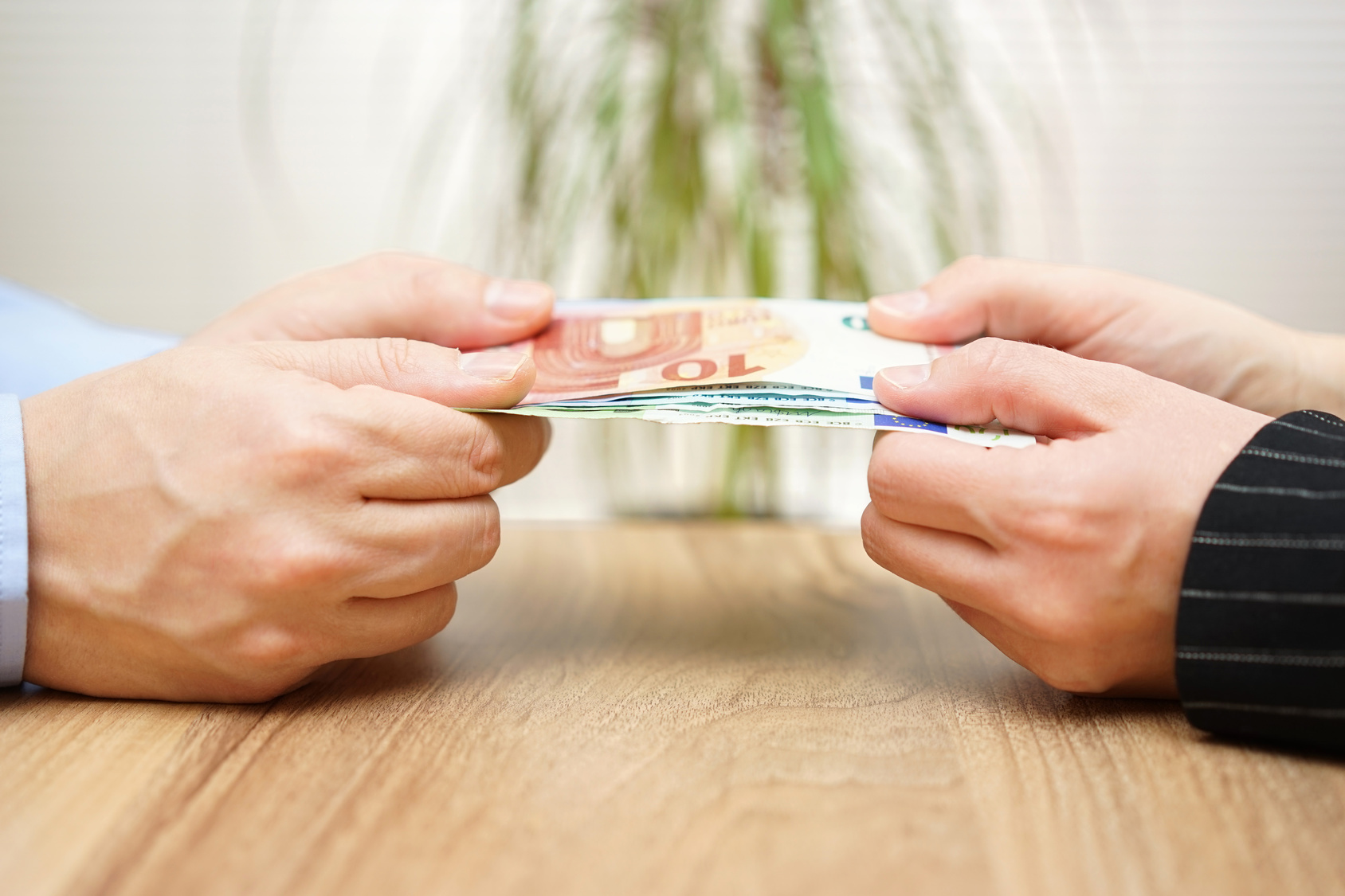 Ringen um Geldscheine; Privatdetektiv Rostock, Privatdetektei Mecklenburg-Vorpommern, Privatermittler aus Rostock, Detektiv aus Rostock